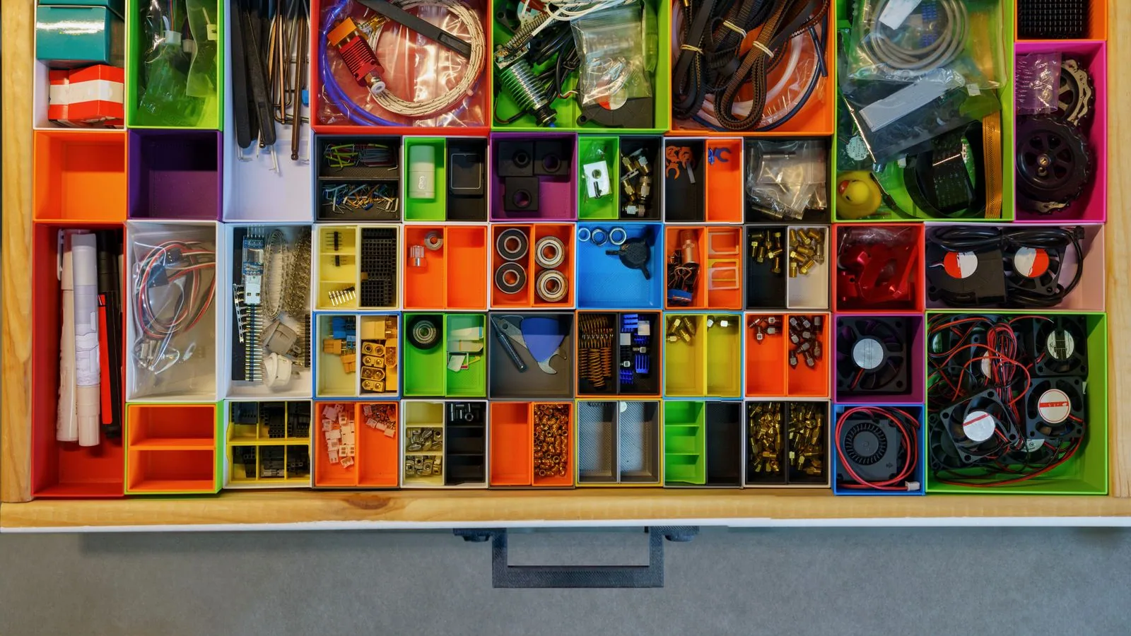 Photographie : une servante d'atelier à tiroirs dans un garage