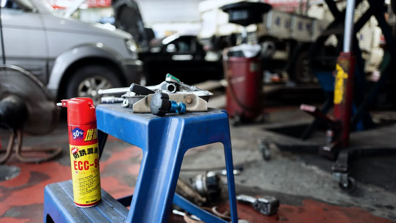 Photographie : un cric rouleur hydraulique posé au sol d'un garage